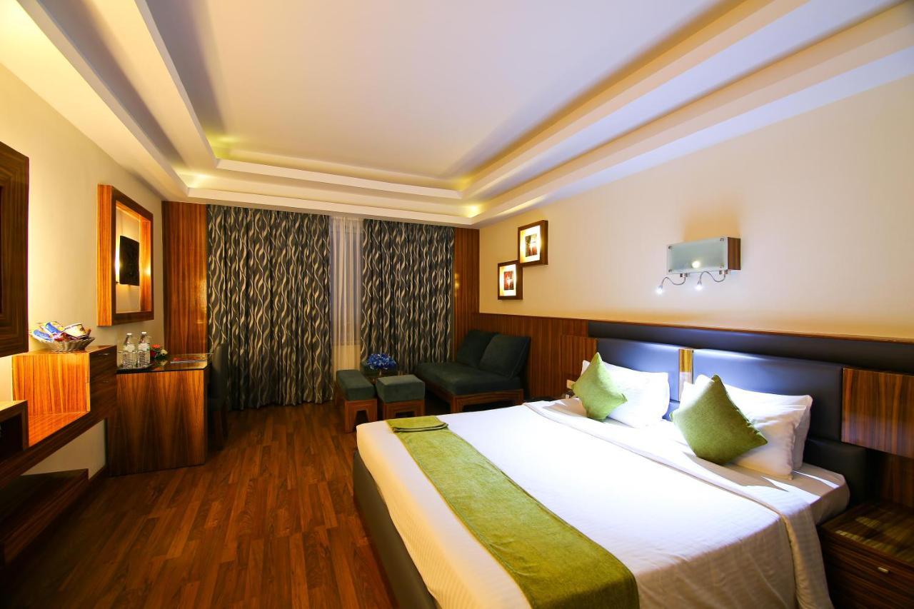 Hotel Gokulam Park Kochi Exterior foto