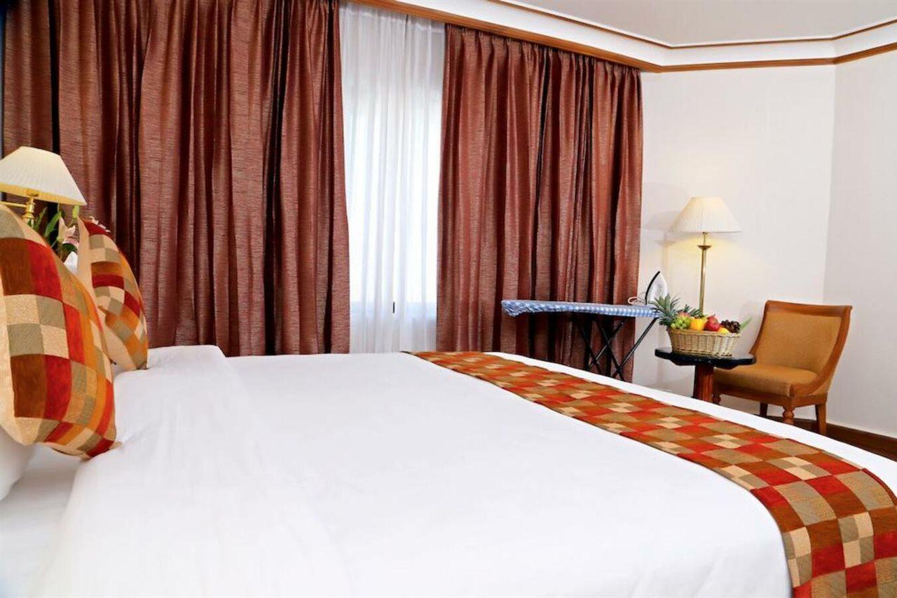 Hotel Gokulam Park Kochi Exterior foto