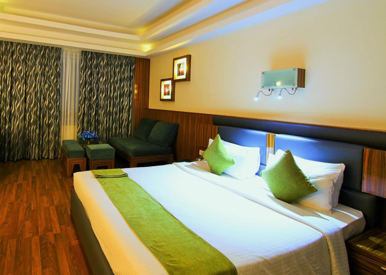 Hotel Gokulam Park Kochi Exterior foto