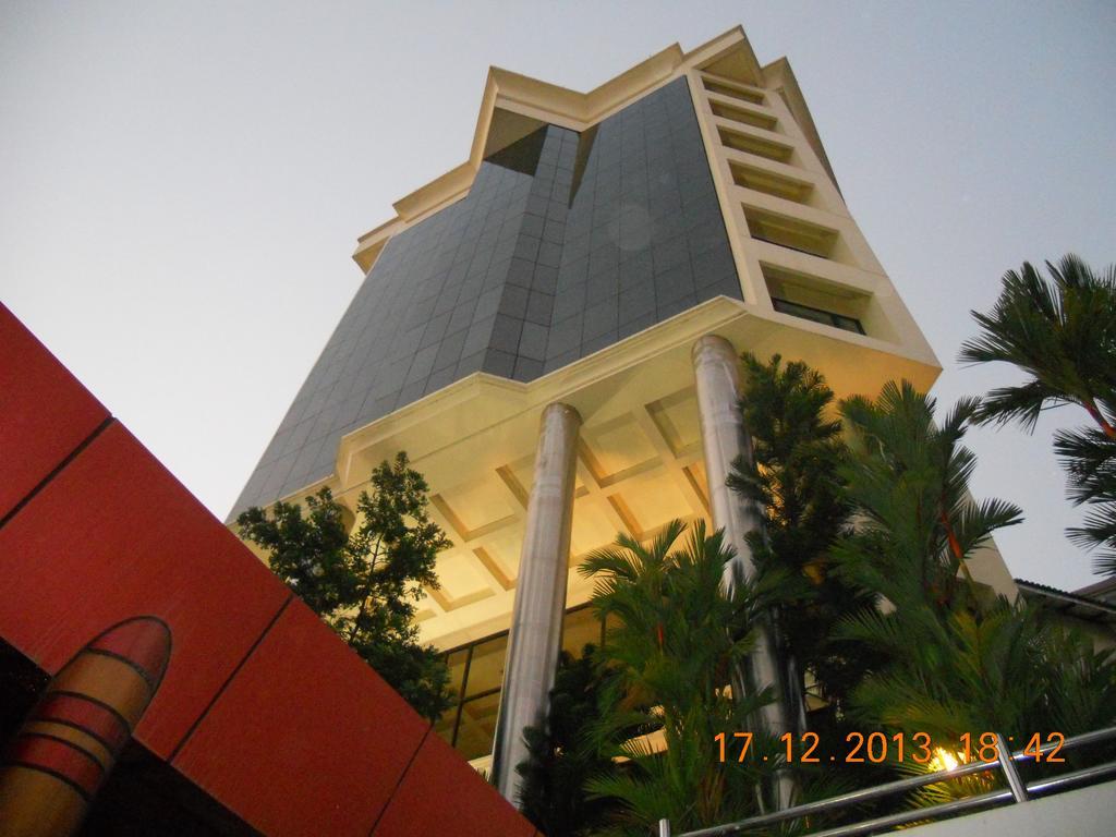Hotel Gokulam Park Kochi Exterior foto