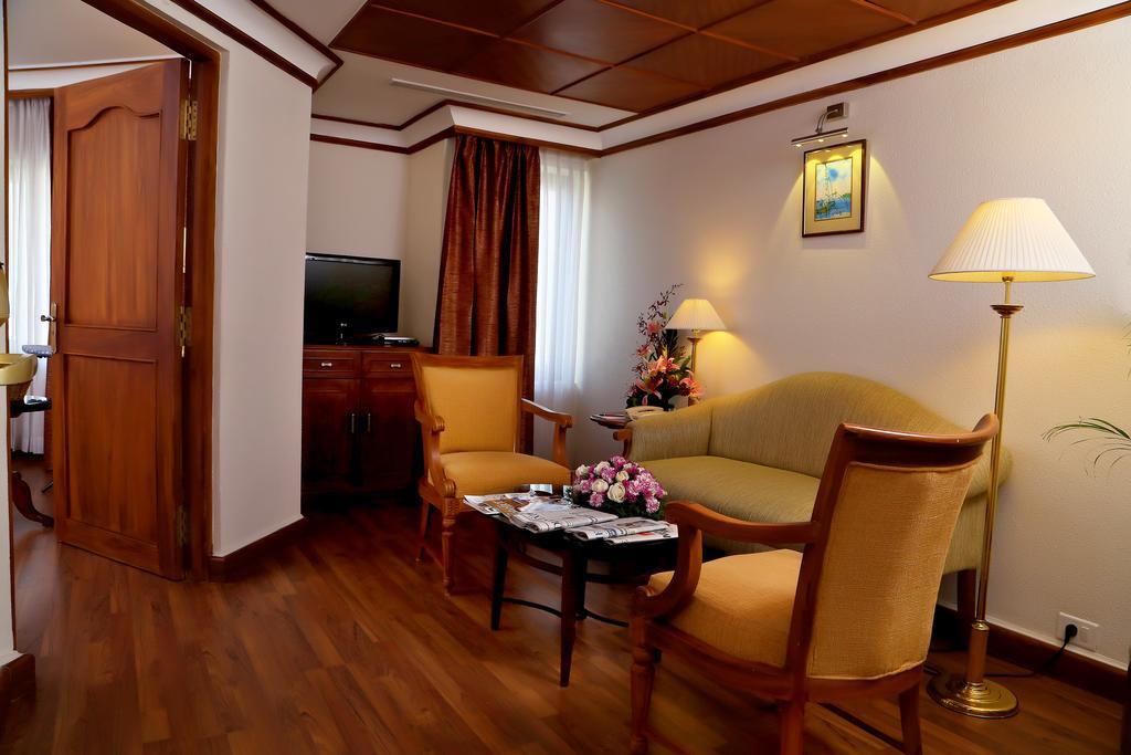 Hotel Gokulam Park Kochi Exterior foto