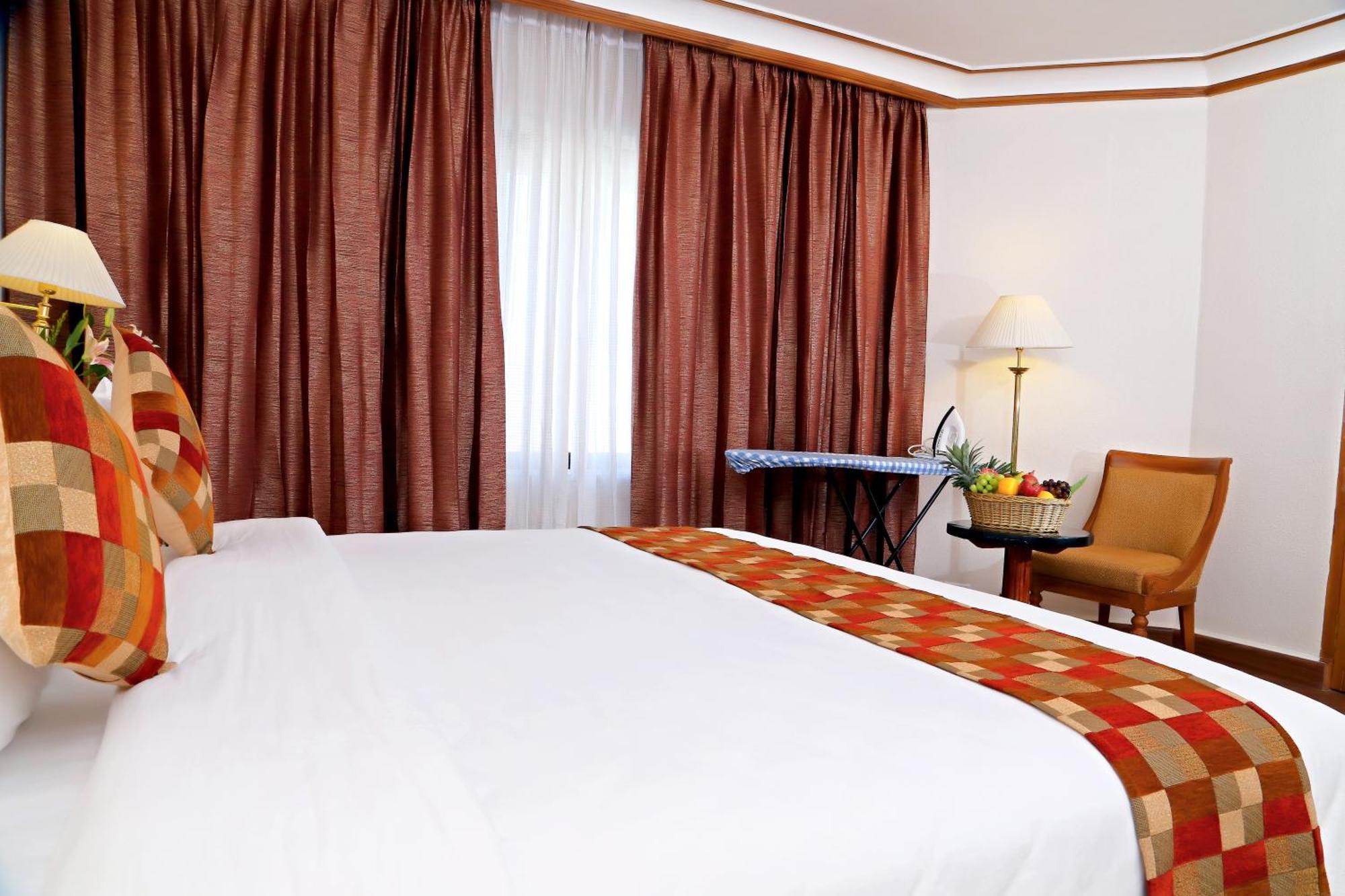 Hotel Gokulam Park Kochi Exterior foto